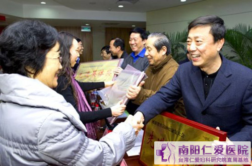 河南省卫生厅黄玮副厅长为抗癌领先集体颁奖