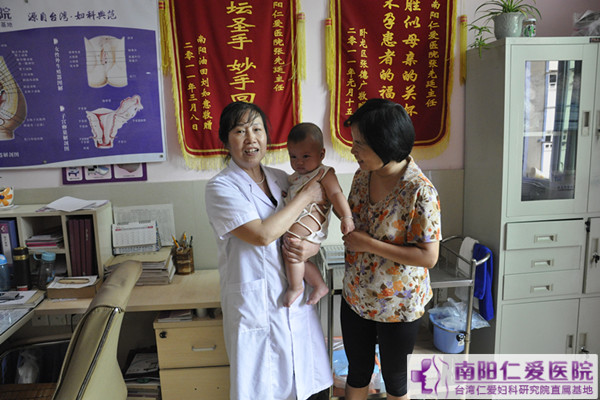 拎着糖  抱着娃  天伦医院报喜去