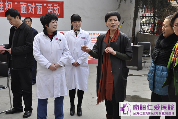南阳天伦社区义诊 妇联主席大加赞赏