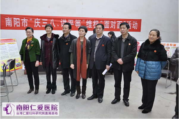 南阳天伦社区义诊 妇联主席大加赞赏
